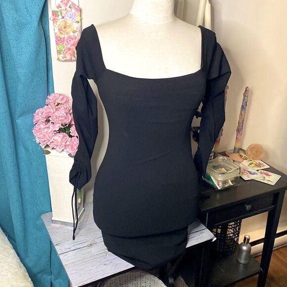 🌷GUESS🌷 Black Off Shoulder Dress    - Picture 2 of 9